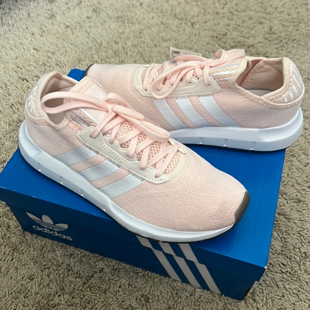 NEW WITH TAGS ADIDAS SWIFT RUN SNEAKER
